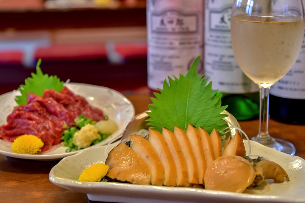 大衆割烹 友四郎／飲む人におすすめの料理／馬刺し/638円＆あわび煮貝/2,200円