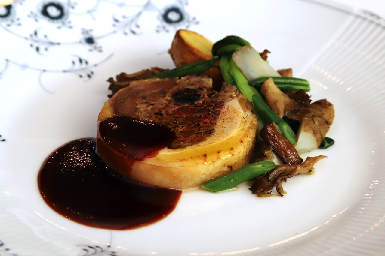 LE PIONNIERレストラン ル・ピオニエのメイン料理