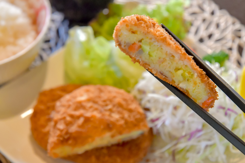 ごはんカフェ蔵のコロッケ手作りの様子