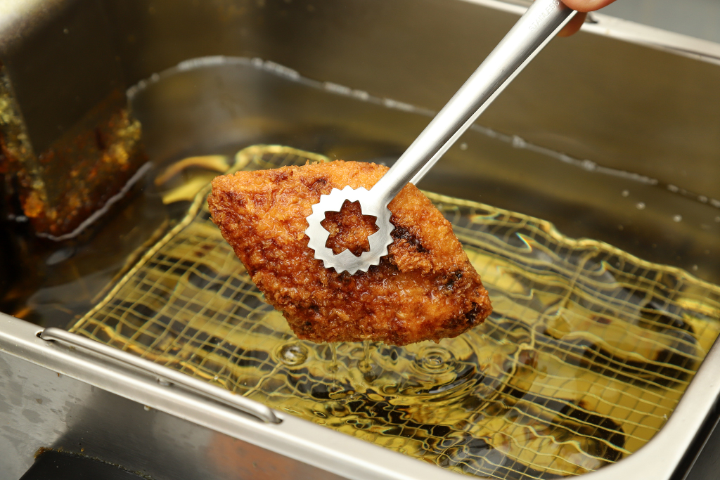 きくや食堂のコロッケ手作りの様子