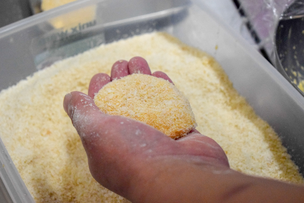 洋食こじまのコロッケ手作りの様子