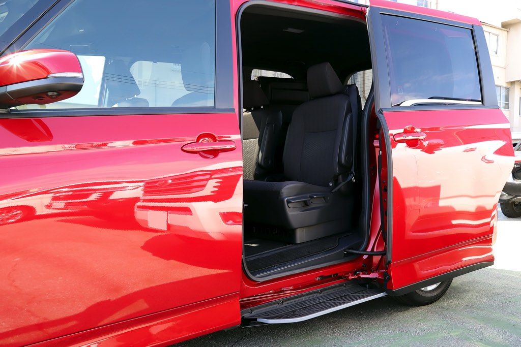 新型ノア 新型ヴォクシー 乗り降りしやすい