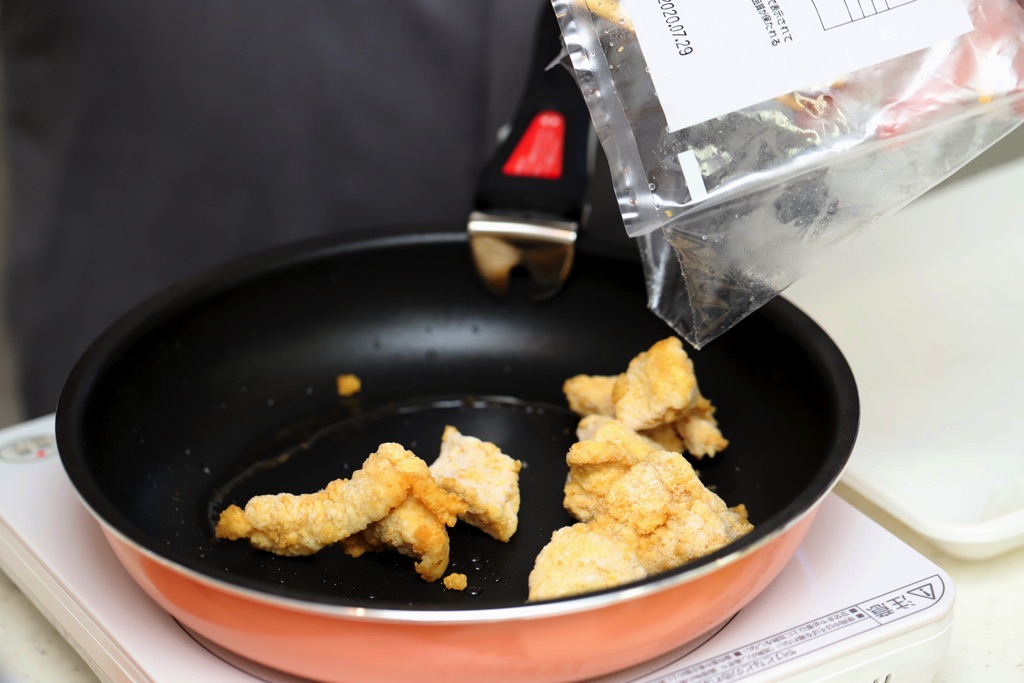ミールキット「重慶飯店監修・鶏肉とカシューナッツ炒め」 レシピ工程1