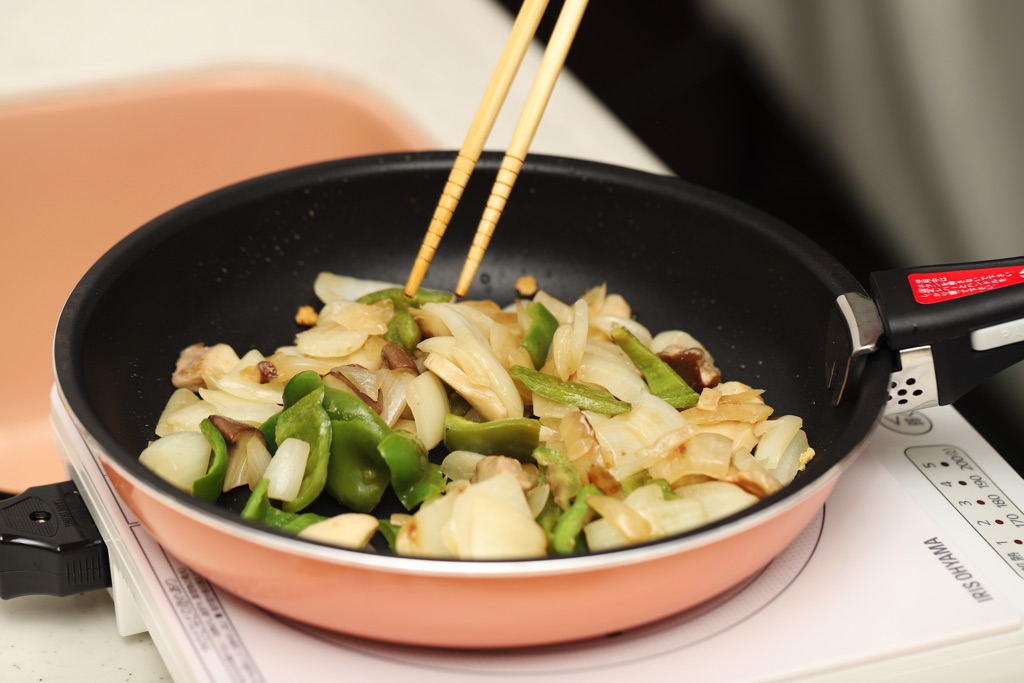 ミールキット「重慶飯店監修・鶏肉とカシューナッツ炒め」 レシピ工程3