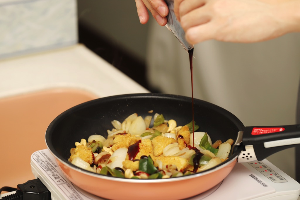ミールキット「重慶飯店監修・鶏肉とカシューナッツ炒め」 レシピ工程4