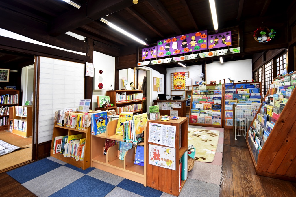 甘草屋敷子ども図書館 絵本コーナー
