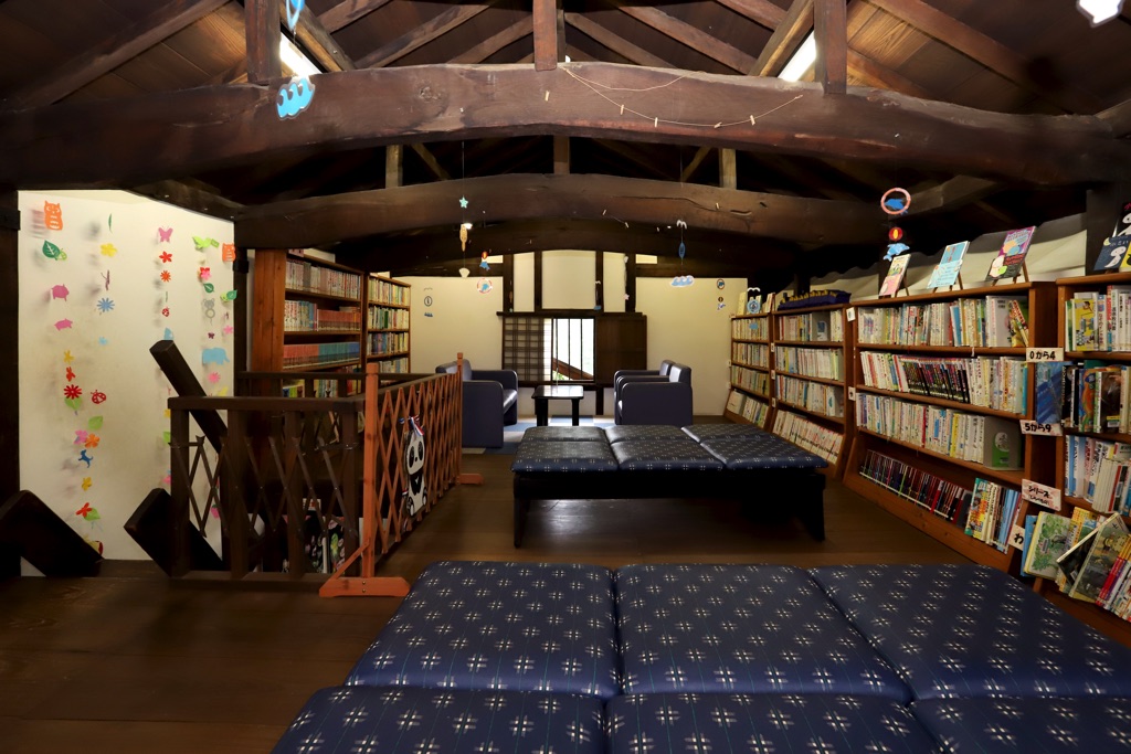 甘草屋敷子ども図書館 児童書コーナー1