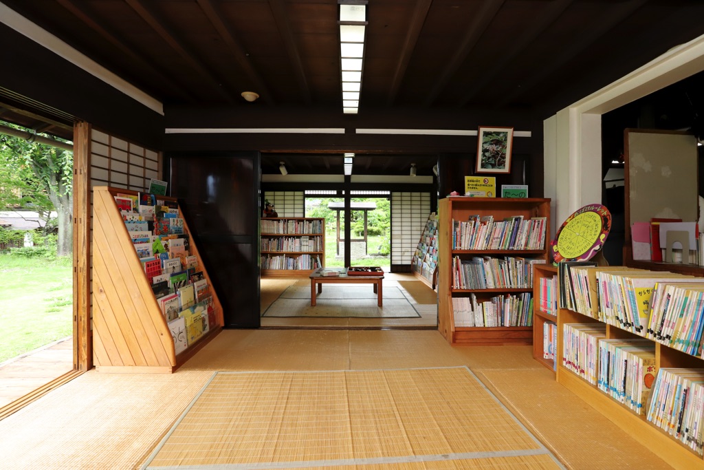 甘草屋敷子ども図書館 内観