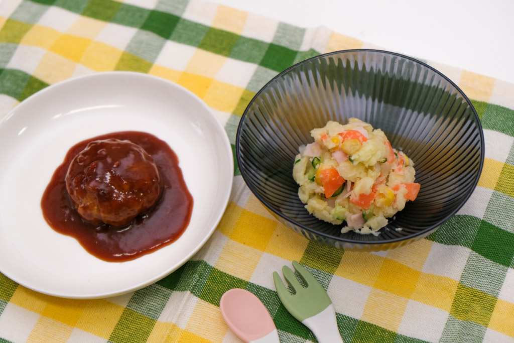 【給食レシピ vol.21】煮込みハンバーグとポテトサラダ／松島さくら保育園