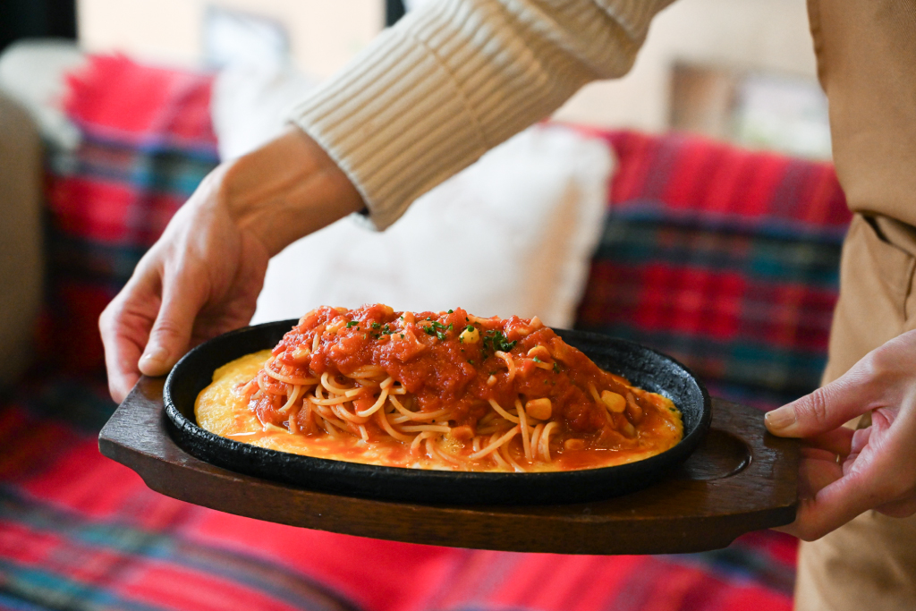 珈琲mouのナポリタン手作りの様子