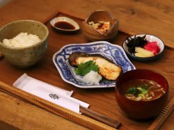 老舗漬魚直売店が食堂をオープン！甲斐市「マルサン食堂」絶品漬魚の滋味溢れる定食を