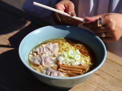昭和町「山祇ラーメン」がアツい！山祇ジビエ発の新感覚・鹿骨ジビエラーメンを堪能