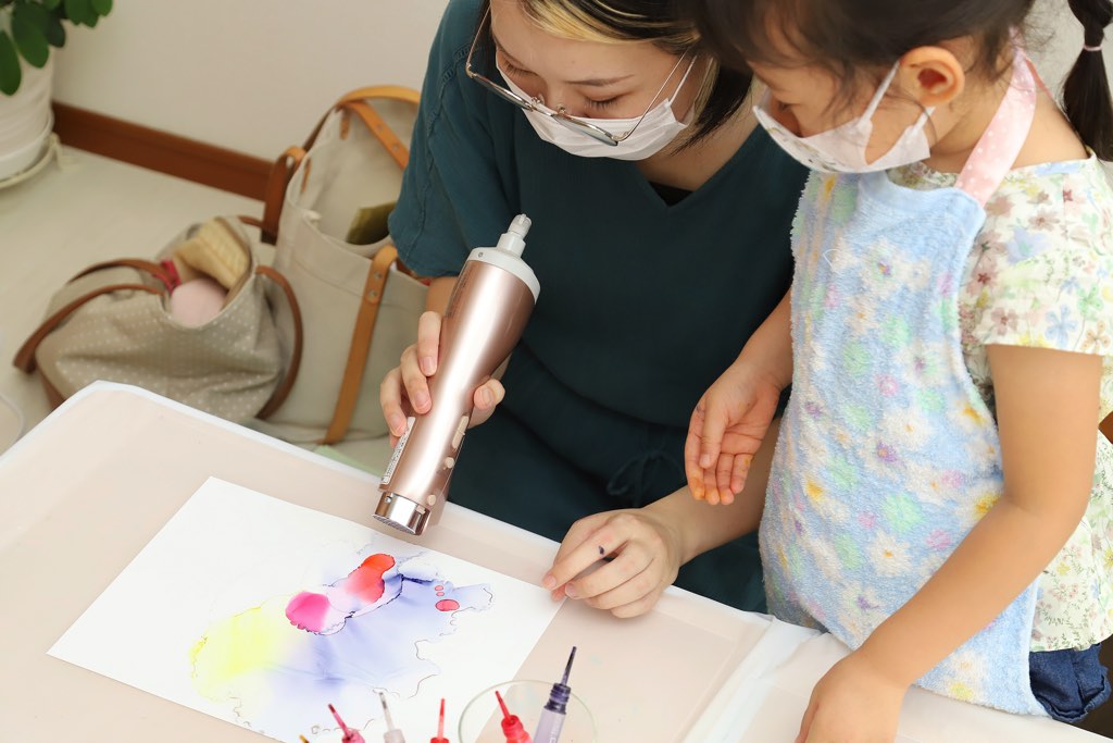 アルコールインクアート　工程2 体験の様子
