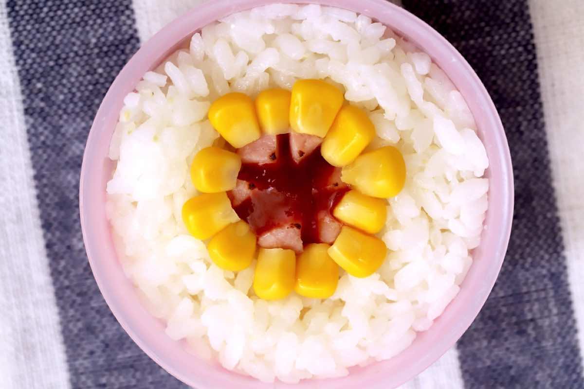 ご飯に花咲くウインナー