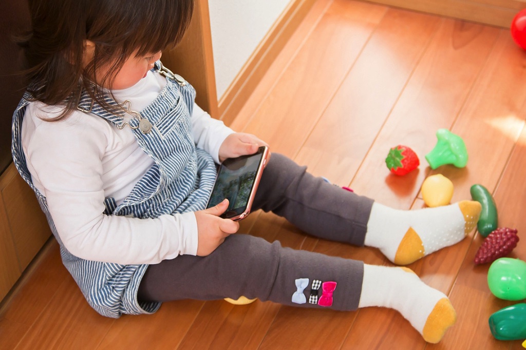 スマホの子供への影響～どう使う？子育て中のポイント【医師監修】