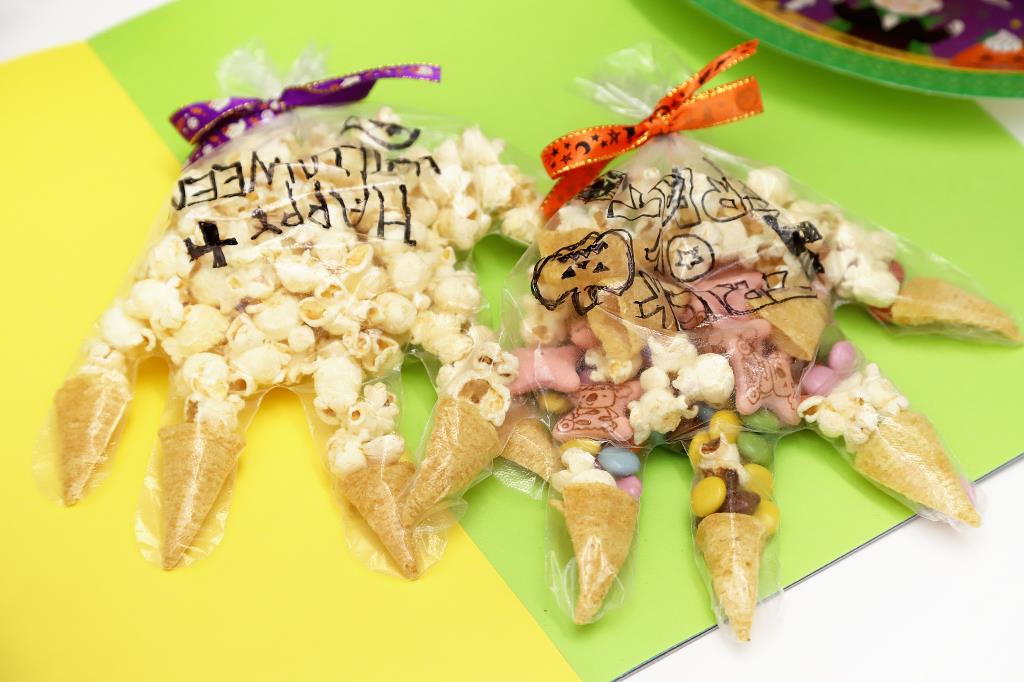 ハロウィン オバケの手がお菓子