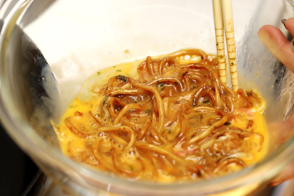 焼きそばで～モダン焼き風サンドイッチの作り方1