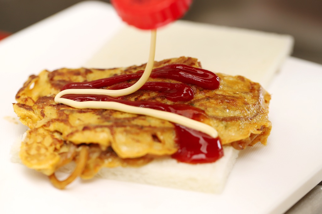 焼きそばで～モダン焼き風サンドイッチの作り方3