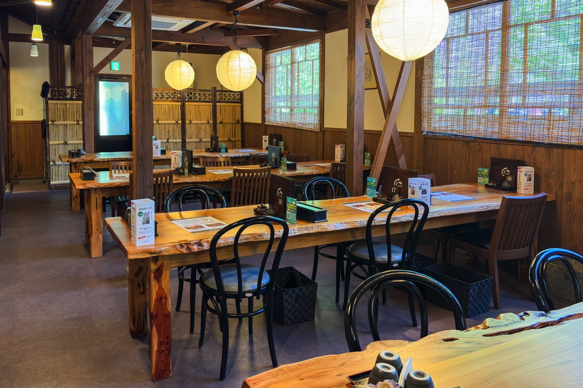 甲州郷土料理 わらじ 内観
