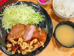 厚切豚肉料理屋 豚屋巣窟（あじと）