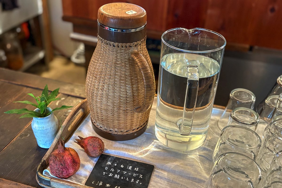 シロテナリ