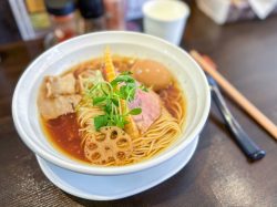 【名もなきラーメン屋 / 甲府市】看板は真っ白！？小さく中華そば蘭の文字が…甲州地どりの美しき絶品ラーメン2026年5月8日オープン